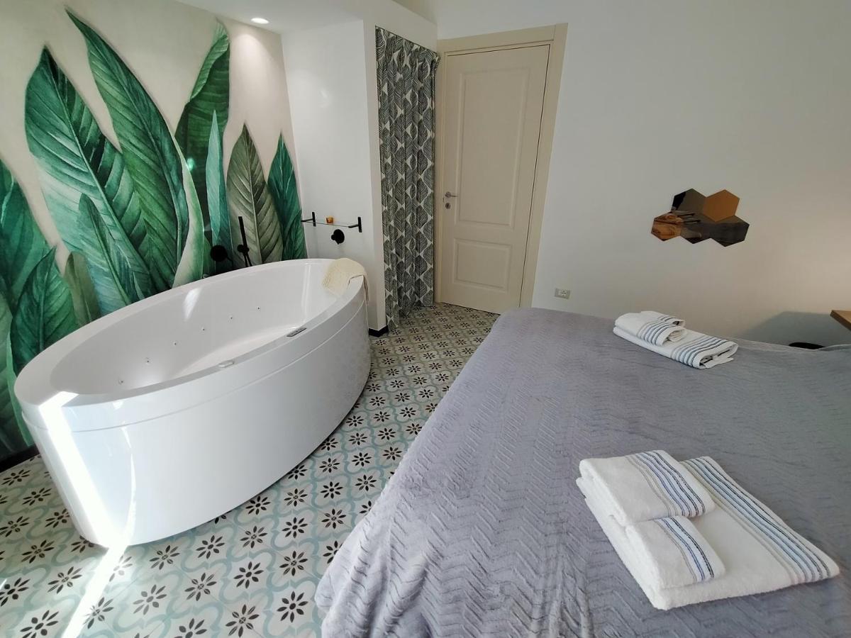 Sonnino Suite Jacuzzi Apartment バーリ エクステリア 写真